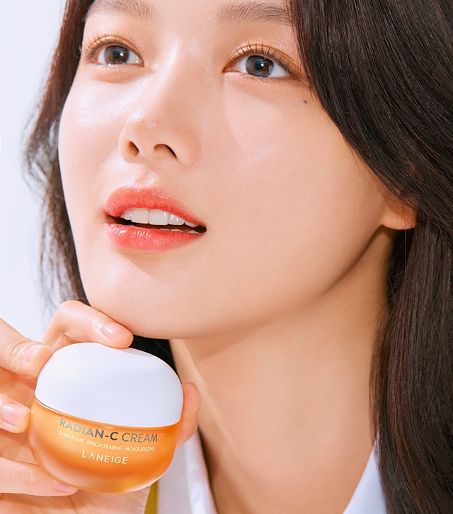 Skin becomes brighter from the core with the power of the super tone-up booster.